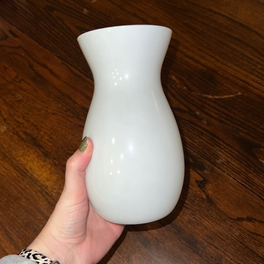 White vase - Picture 1 of 3